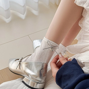 Chaussettes mi-hautes japonaises ajourées avec nœuds et chaussures Mary Jane argentées
