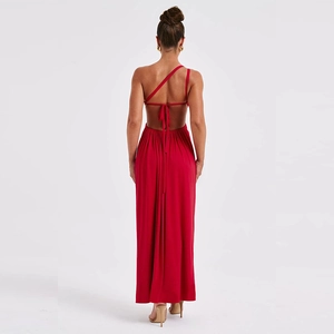 Rückansicht eines roten One-Shoulder-Kleides mit rückenfreiem Design und Schnürung