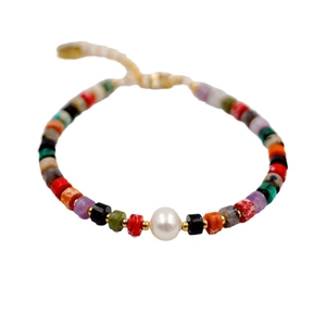 Bracelet en pierres colorées avec perle naturelle et détails en métal doré