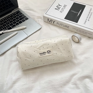 Estuche de lunetas en forro polar minimalista con artículos de papelería en mesa