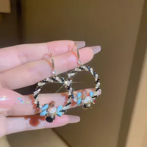 Boucles d'oreilles panier vintage avec pierres noires et bleues tenues à la main