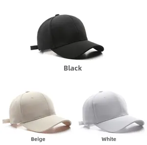 Detailset van verstelbare katoenen baseballpetten in de kleuren zwart, beige en wit