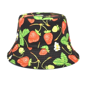 Détail du bob noir avec des imprimés de fraises éclatants et la texture fine du tissu