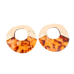 Golden hammered metal and amber tortoiseshell resin cutout hoop earrings for women