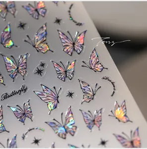 Vista macro degli adesivi per unghie olografici a farfalla con finitura laser argentata