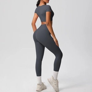 Détail de l'ensemble de yoga gris foncé avec legging taille haute et haut court