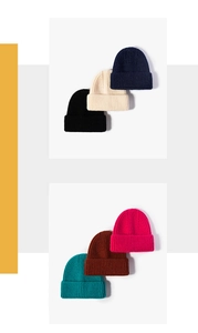 Détail de bonnets en maille côtelée colorée montrant la texture élastique et le revers
