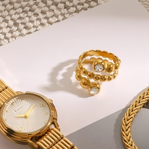 Bague spirale moderne à trois couches en acier doré avec pierres de cristal