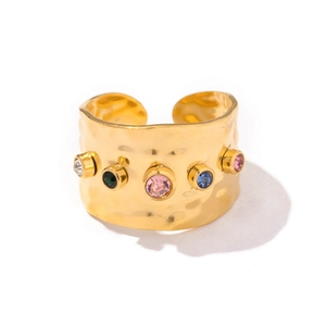 Breiter 18K vergoldeter Hammerschlag-Ring mit bunten Zirkoniasteinen für Damen