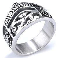 Makroaufnahme des Vintage Punk Rings aus Edelstahl mit graviertem Auge des Horus