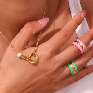 Collier perle en acier plaqué or 18K avec bagues émaillées portés par un mannequin