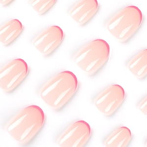 Faux ongles French courts roses avec pointes rouge rose et finition brillante