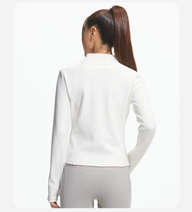 Vista posteriore di una giacca da yoga bianca slim-fit con collo alto e fodera calda