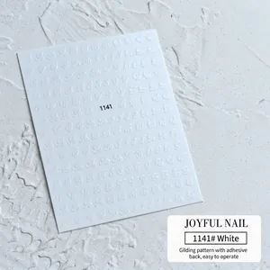 Macro-opname van witte reliëfletter nagelstickers model 1141 voor artistieke manicure