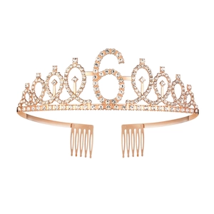 Dettaglio della tiara di compleanno oro rosa con numero 6 e strass luccicanti