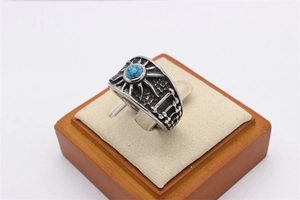 Vue détaillée de la bague vintage en acier avec pierre turquoise et motifs de rayons de soleil