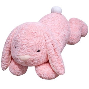 Roze pluchen konijn in een liggende positie met lange oren en een witte pluizige staart