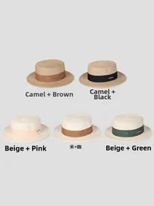 Chapeaux canotiers en cinq couleurs avec ruban décoratif et plaque en métal