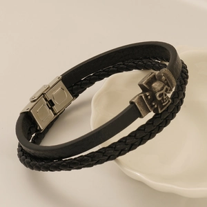 Doppellagiges schwarzes Lederarmband im Punk-Stil mit Totenkopf-Kreuz-Anhänger aus Edelstahl