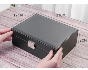 Dettagli di un portagioie in pelle PU nera con dimensioni 23cm x 17cm x 9cm