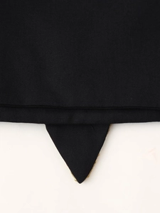 Detailaufnahme der Perlenriemennaht und schwarzen Stofftextur auf dem Crop Top