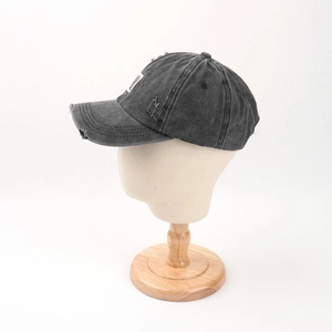 Detailaufnahme der gewaschenen schwarzen Baseballkappe mit Stickerei und Fransen