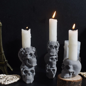 Porte-bougies tête de mort gothique avec design empilé et bougies sur fond noir