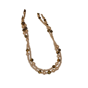 Elegante collana a due strati con perle beige e pietre occhio di tigre marroni