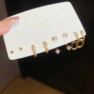 Set di orecchini dorati eleganti con perni in zirconia e cerchi raffinati