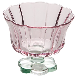 Coupe à dessert élégante en verre rose en forme de pétale avec base fleurie sur blanc