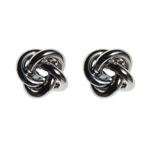 Boucles d'oreilles clous torsadées argentées polies en laiton au design métal minimaliste