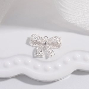 Pendentif nœud élégant en argent sterling S925 avec design ajouré sur plateau