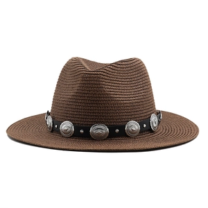 Detail eines dunkelbraunen Fedora-Hutes mit schwarzem Lederband und silbernen Nieten