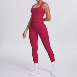 Vue détaillée du tissu côtelé rouge foncé sur le legging de yoga et le haut de sport