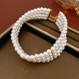 Gros plan détaillé d'un bracelet multi-rangs en perles avec fermoir doré élégant