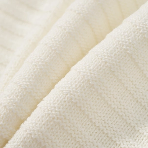 Makroaufnahme der feinen weißen Strickstofftextur und weichen Webkunst des Materials