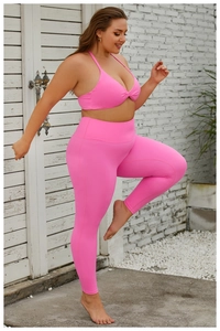 Détail de legging de yoga rose vif à taille haute et soutien-gorge de sport croisé