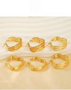 Détail des boucles d'oreilles créoles cœur triple épaisseur en acier titane doré 18K