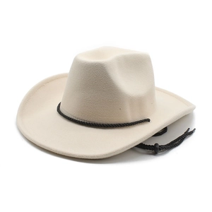 Détail du chapeau de cowboy en feutre de laine beige avec bande tressée et cordon réglable