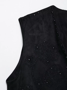 Dettaglio ricamo floreale e strass su gilet nero in pelle scamosciata per donna