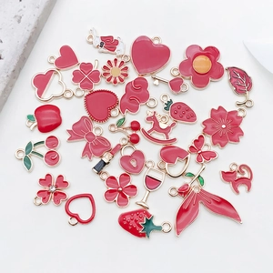 Detailansicht roter und goldener Kirschblüten-Anhänger für DIY-Schmuck aus Legierung