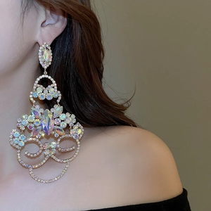 Gros plan de boucles d'oreilles pendantes fleurs évidées avec strass sur un mannequin