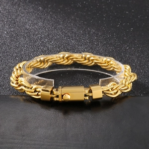 Dettaglio del bracciale a catena ritorta dorata con chiusura a scatola rettangolare