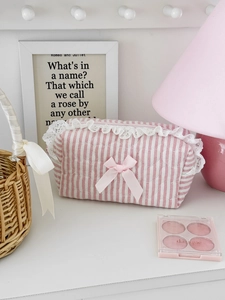 Trousse à maquillage matelassée à rayures roses, dentelle et nœud en décor intérieur