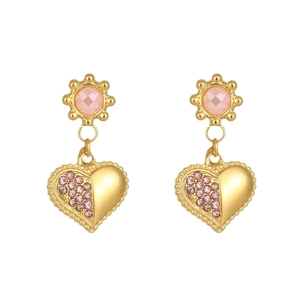 Boucles d'oreilles cœur dorées avec pierres roses et détails floraux sur fond blanc