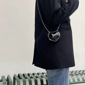 Schwarze herzförmige Umhängetasche für Damen, elegante glänzende Schultertasche mit Metallkette.
