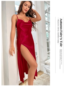 Détail de la robe en soie rouge foncé à fines bretelles et fente latérale haute sexy