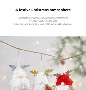 Détail de gnomes de Noël en peluche avec des bois à paillettes sur des branches de pin