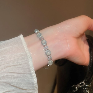 Vue macro du bracelet en pierre œil-de-chat avec zircons et détails floraux en argent