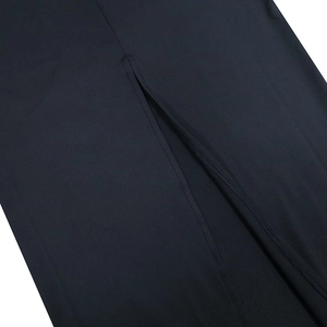 Détail de la fente latérale et des coutures précises sur cette robe moulante noire